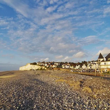Le Bateau Bleu Avec Vue Sur *